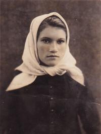 1935: Růžena Komosná jako dospívající dívka