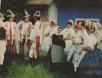1980: Růžena Komosná mezi krojovanou mládeží z Dolních Bojanovic