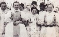 1937: Růžena Komosná v kroji uprostřed kamarádek