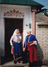 1996: Spouses in front of their house