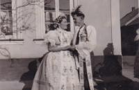 1943: manželé Komosní v den svatby