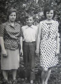 Stavinoha with mother and sister
