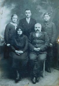 Rodina na Volyni. Zleva nahoře rodiče Anežka a Antonín Doležalovi a strýc Vladimír Doležel. Dole prarodiče Marie a Antonín Doležalovi