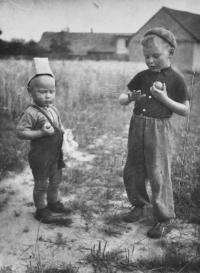 Josef Bannert s bratrem Karlem Jaškem / s krabicí na hlavě / Žďár nad Sázavou / asi 1952