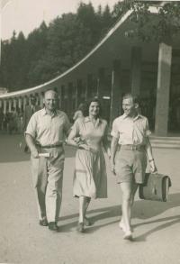 Bratr Gejza, švagrová a Mikuláš vpravo, Lázně Luhačovice, asi 1946