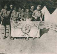 Letní tábor Ha Šomer Hacair, Mikuláš první zprava, uprostřed Robi Buchler, asi 1938