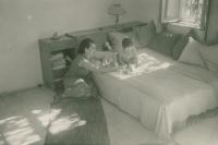 Dáša d dcerou Danou v pronajatém bytě v Gan Šamron, asi 1955 