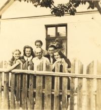 Emilie (vpravo) s rodinou