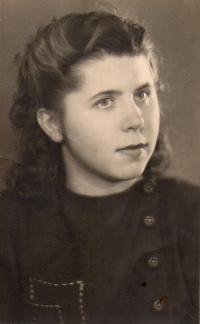 Stanislava - year before the wedding 1947