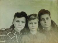 Czechs Míla Šanová, Evženie Hajná and Lída Tichá in 1947 in České Dorohostajích at Volyni