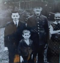 Grandparents, Uncle Antonín Valenta and Zdeňek Švéd in the settlement Na Horách