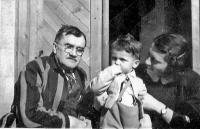 Pamětník s matkou a dědečkem K. Englišem, rok 1942