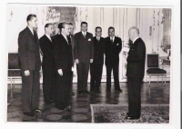 V.S. na návštěvě u prezidenta E. Beneše v roce 1946 spolu s delegací studentů postižených represemi 17. 11. 1939 (druhý zprava)