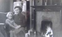 Pamětnice s matkou, Newcastel, Anglie, druhá světová válka