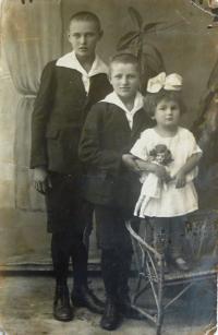 Kohlíková Nina with brothers