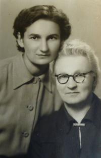 Kohlíková Nina with mother