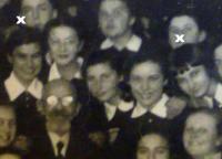 kupecké gymnázium - Dubno - detail - Nina Kohlíková-Medunová vpravo a židovská kamarádka Růža vlevo označeny křížkem.