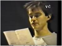 Jako první student na veřejnosti čte Prohlášení studentů DAMU o okupační stávce na shromáždění studentů a divadelníků v Realistickém divadle Zdeňka Nejedlého, 18.11.1989