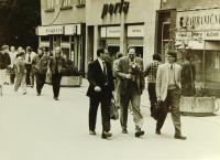 Vpředu  Stanislav Devátý se zástupci americké a kanadské ambasády po soudu v Gottwaldově v srpnu 1989, který ho odsoudil na dvacet měsíců. Vzadu Vladimír Trlida, Pavel Jungmann, Miroslav Janalík a Milan Špička