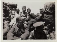 Transport čsl. vojáků od francouzských břehů k Gibraltaru - nákladní loď přepravující uhlí (léto 1940) - Jiří Horák v popředí hledí do fotoaparátu