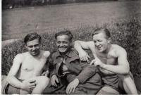 Volné chvíle v Anglii, zleva: Jiří Horák, František Skořepa, Václav Kocman (místně neurčeno, datum neznámé)