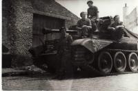 Posádka průzkumného tanku (Jiří Horák vepředu stojící)