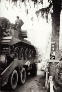 Tank dělostřeleckého pluku přejíždí československou hranici u Rozvadova