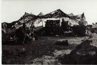 Tělo 3. dělostřelecké baterie v palebném postavení. Vpředu Harry Wodák. Loon-Plage -11. 10. 1944