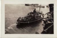 Dělostřelci se přeloďují z nákladní lodi Northmoor na zámořský parník Vice Royal of India. 4. červenec 1940