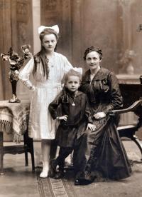 Babička, maminka a teta 1917