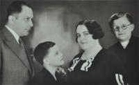 Rodiče Marie a Čeněk Rullerovi se syny Čeňkem A Ivanem