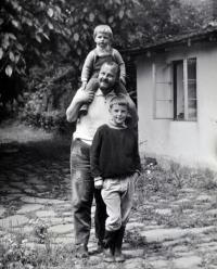 Na Vysočině se synem Tomášem 1971