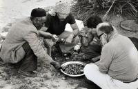 Oběd v pauze průzkumu berberské architektury v Libyi 1976-1981