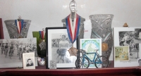 Část z jeho pohárů z cyklistických závodů
