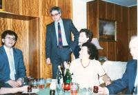 Doma v Praze 1992, Ladislav uprostřed, dcera, tchyně