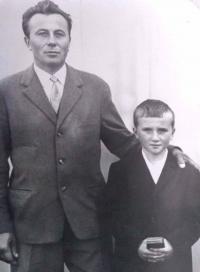 Anton Gajdošík so svojím krstným synom (1966)