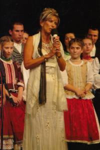 2008, dům maďarské kultury, Anna R. zahajuje