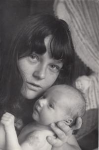 Eda Kriseová with her daughter Tereza in 1967