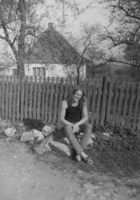 Antonín Ďuriš před svým domem v Třemešku, kde v roce 1985 proběhl undergroundový festival pořádaný na pětadvacáté narozeniny Antonína Mikšíka