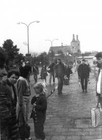Máničky na autobusovém nádraží v Uničově před cestou na undergroundový festival na Třemešku pořádaný  v roce 1985 na pětadvacáté narozeniny Antonína Mikšíka
