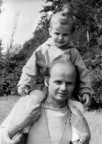 Antonín Mikšík se synem Matějem v roce 1993