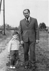 Antonín s tátou v roce 1963