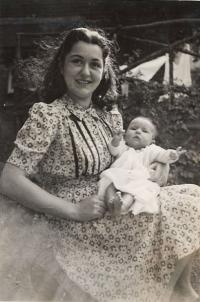 Olička se svou první dcerou Libuší (Bibinkou), Oxford 1943