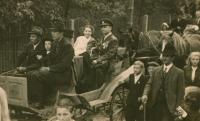 Slavnostní uvítání rodáka-bojovníka za svobodu, Kuroslepy (16. 9. 1945). Na bryčce S. Rejthar s manželkou