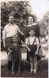 S. Rejthar s rodinou, pracoval tehdy jako jeřábník, Praha 1951  