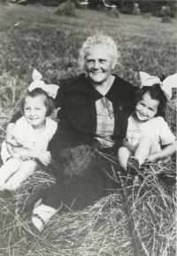 Babička Ernestina Horníčková-Pacovská s vnučkami, 1926