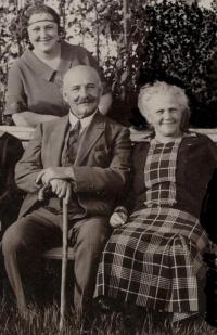 Dědeček Josef Pacovský s babičkou a dcerou Miladou, 