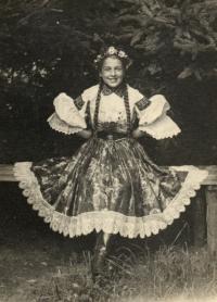 Vlastenka v českém národním kroji, 1937