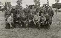 Vojáci z čsl. armády – Třebíčané – ve výcvikovém kempu Cholmondeley Park, Anglie (1940). Miloš Novák sedí v první řadě třetí zleva. 