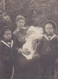 1918 - with mother and brothers